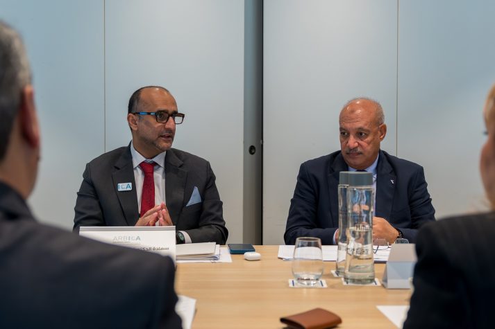 سعادة الدكتور عبد الله ماجد آل علي رئيس فرع الإقليمي العربي متحدثاً في الاجتماع